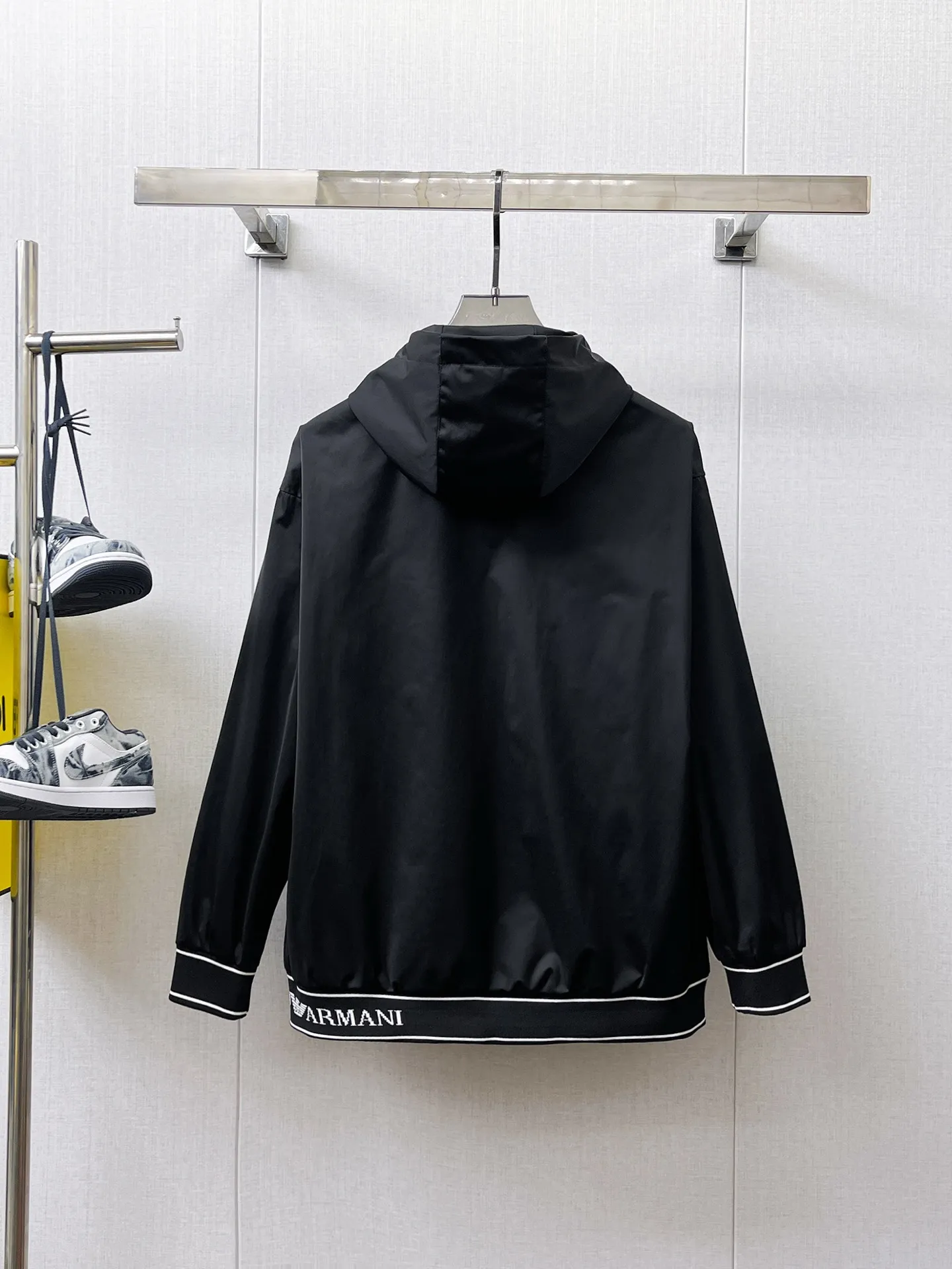 Armani official website Same Style, complete with three labels, on sale in advance. 2026 Autumn and Winter New Arrival men's jacket, Original with complete three labels, Premium version. Custom-made fabrics at the counter. Breathable, high comfort, impeccable details, brand element design concept, reflecting high quality. It feels delicate and soft, presents a casual cut, and has a great upper body shape. Sizes: M～3XL